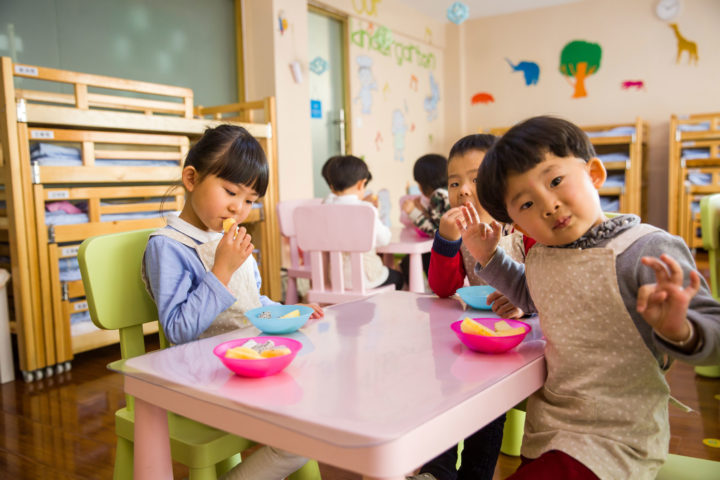 preschool children enjoy snack
